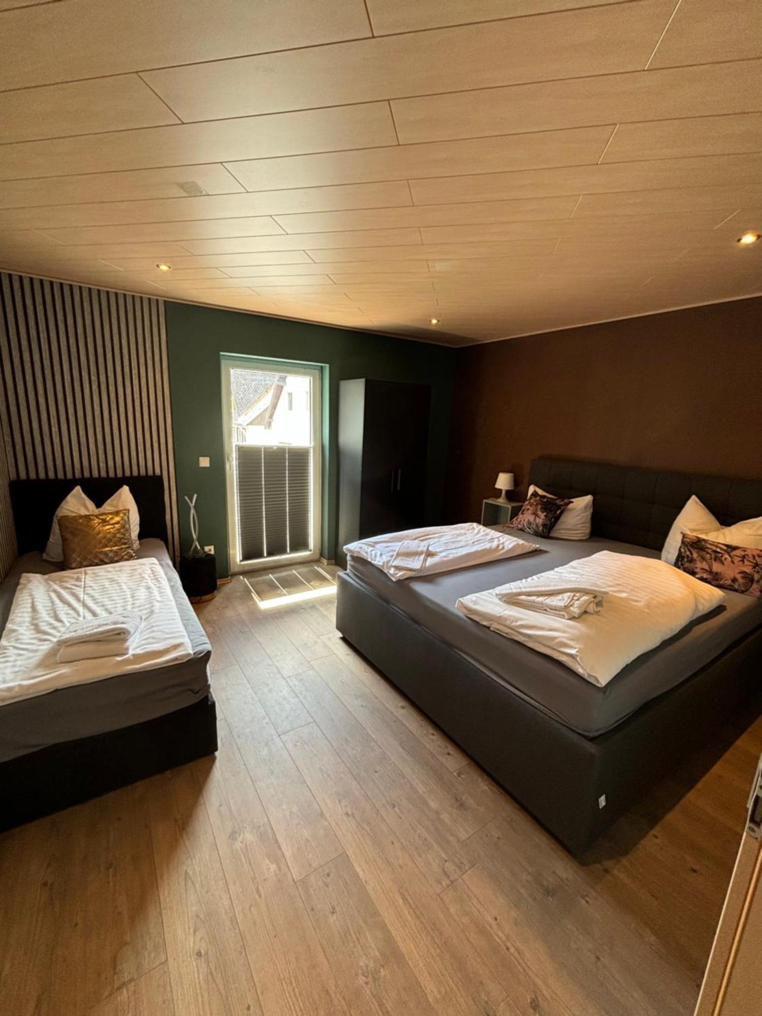 Aparthotel Harlekin Виллинген Экстерьер фото